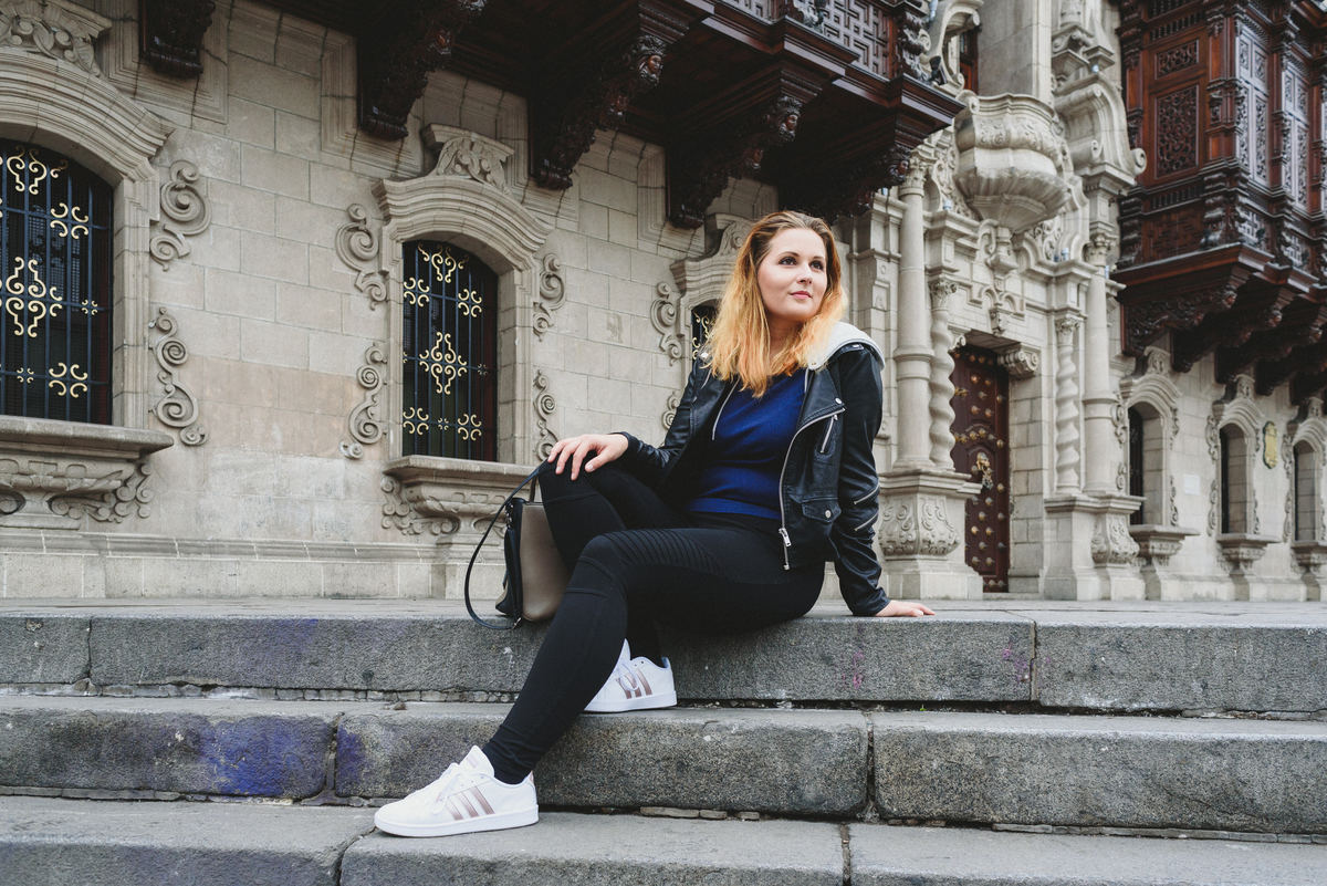balcones coloniales del centro de lima con turista de eslovaquia catedral de lima