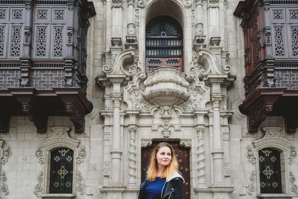 balcones coloniales del centro de lima con turista de eslovaquia catedral de lima
