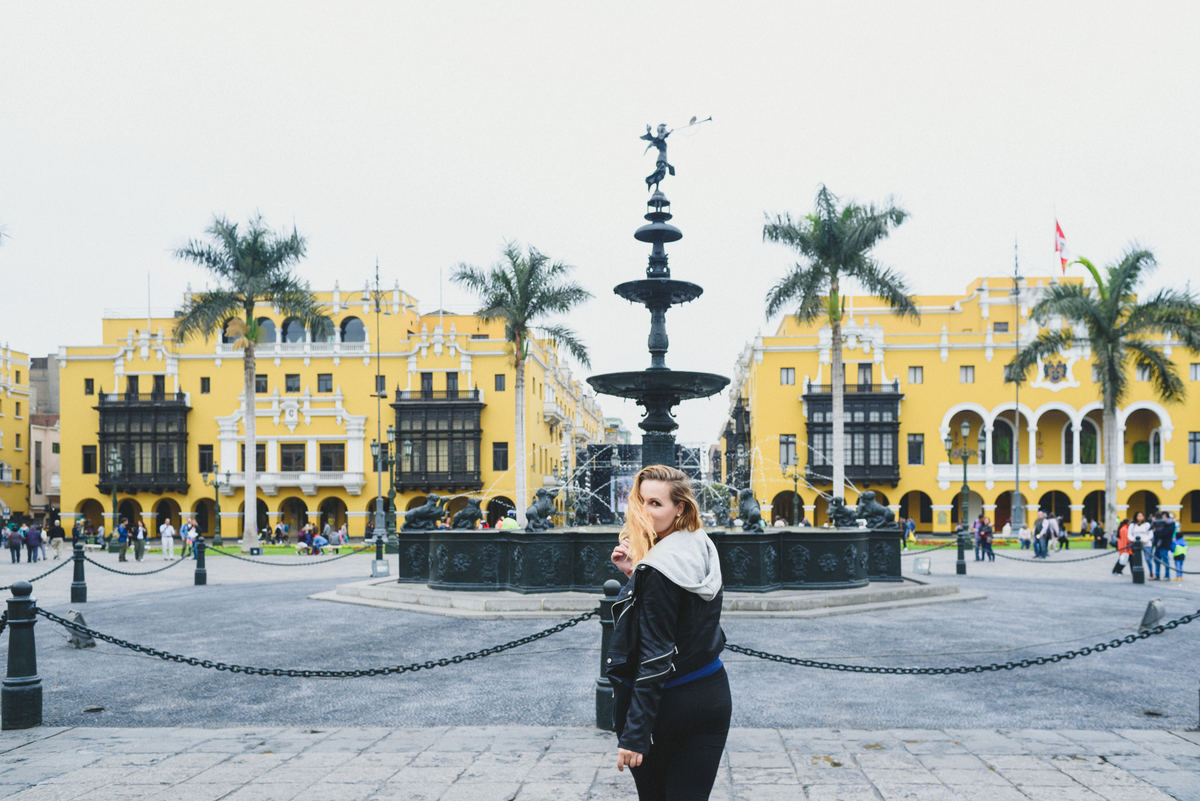 balcones coloniales del centro de lima con turista de eslovaquia plaza de armas plaza mayor pileta central