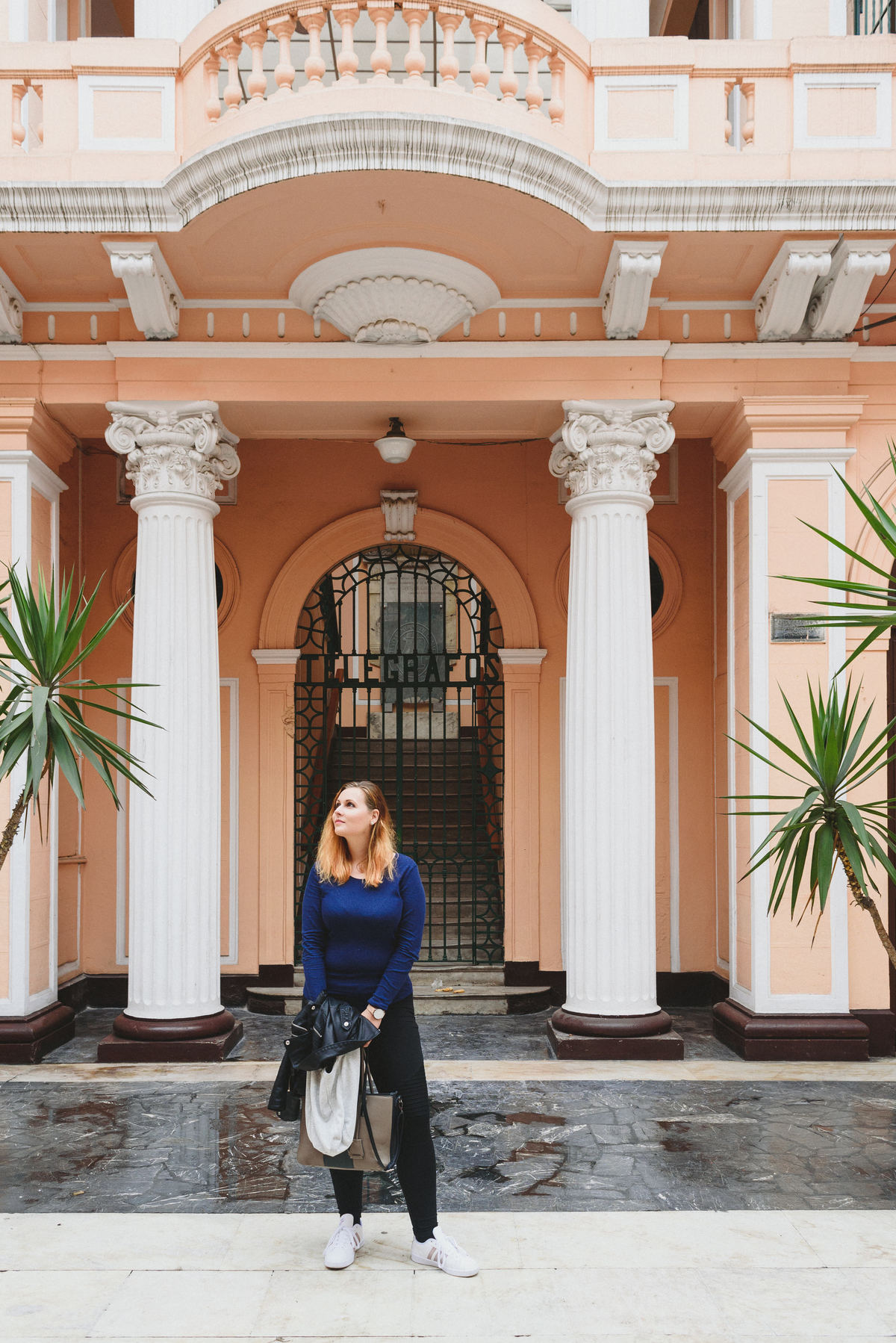 balcones coloniales del centro de lima con turista de eslovaquia calle del correo central