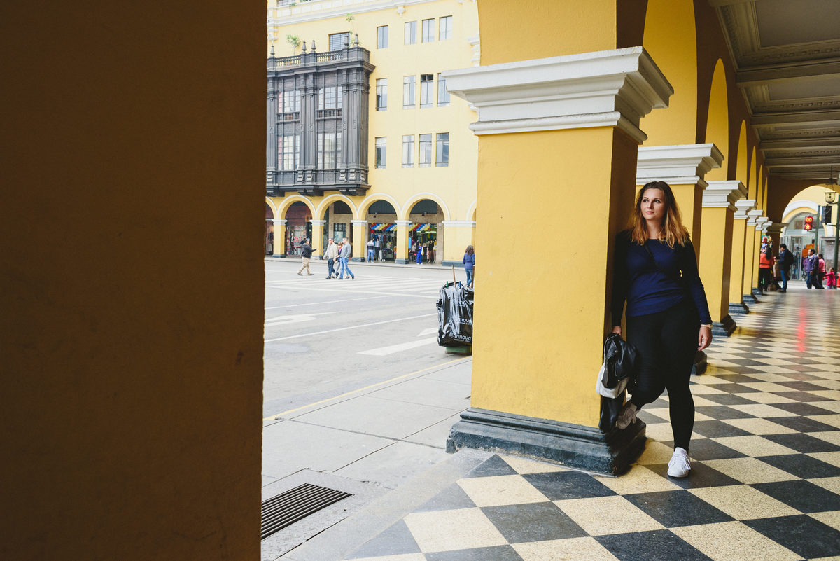 balcones coloniales del centro de lima con turista de eslovaquia jiron de la union municipalidad de lima turismo
