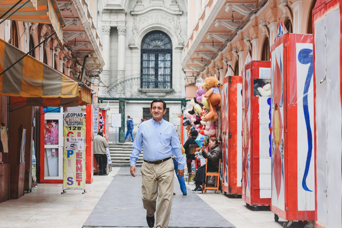 empresario ecuador airbnb experiences lima peru centro calle del correo central de lima hombre caminando turista travel pictures promperu