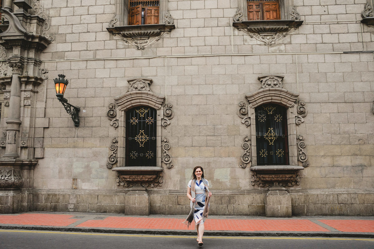 jenna en una calle del centro histórico de la ciudad de lima con ventanas y paredes antiguas