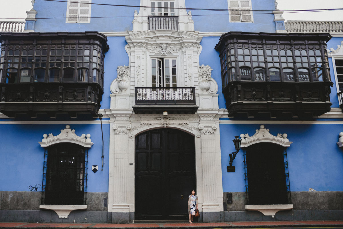 Jenna centro de la ciudad de lima en peru como parte de una airbnb experience. sesión fotográfica balcones coloniales