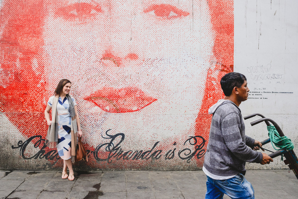 Jenna centro de la ciudad de lima en peru como parte de una airbnb  experience. sesión fotográfica mural arte urbano street art chabuca granda
