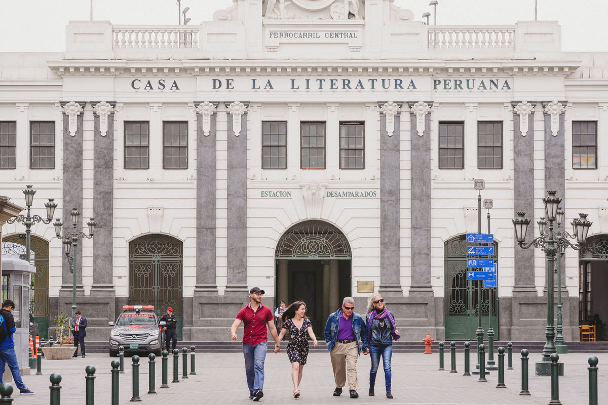 viaje en lima perú sesión de fotos airbnb experiences fotografía de viajes lifestyle photographer in lima perú