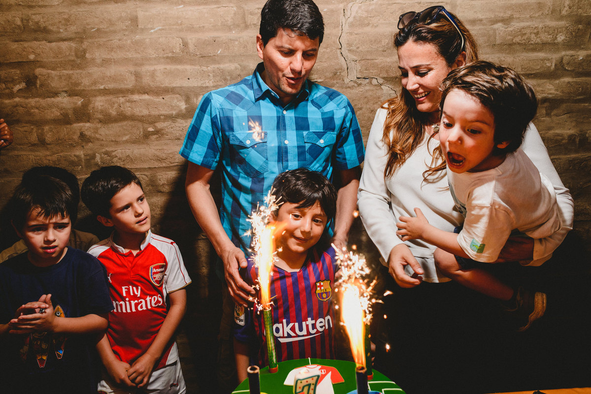Fiesta infantil de juan martin en centro de criadores de mamacona fiesta temática de futbol fiestas infantiles distintas en lima perú fotógrafo joanna pantigoso ideas de fiestas infantiles cantando happy birthday soplando las velas