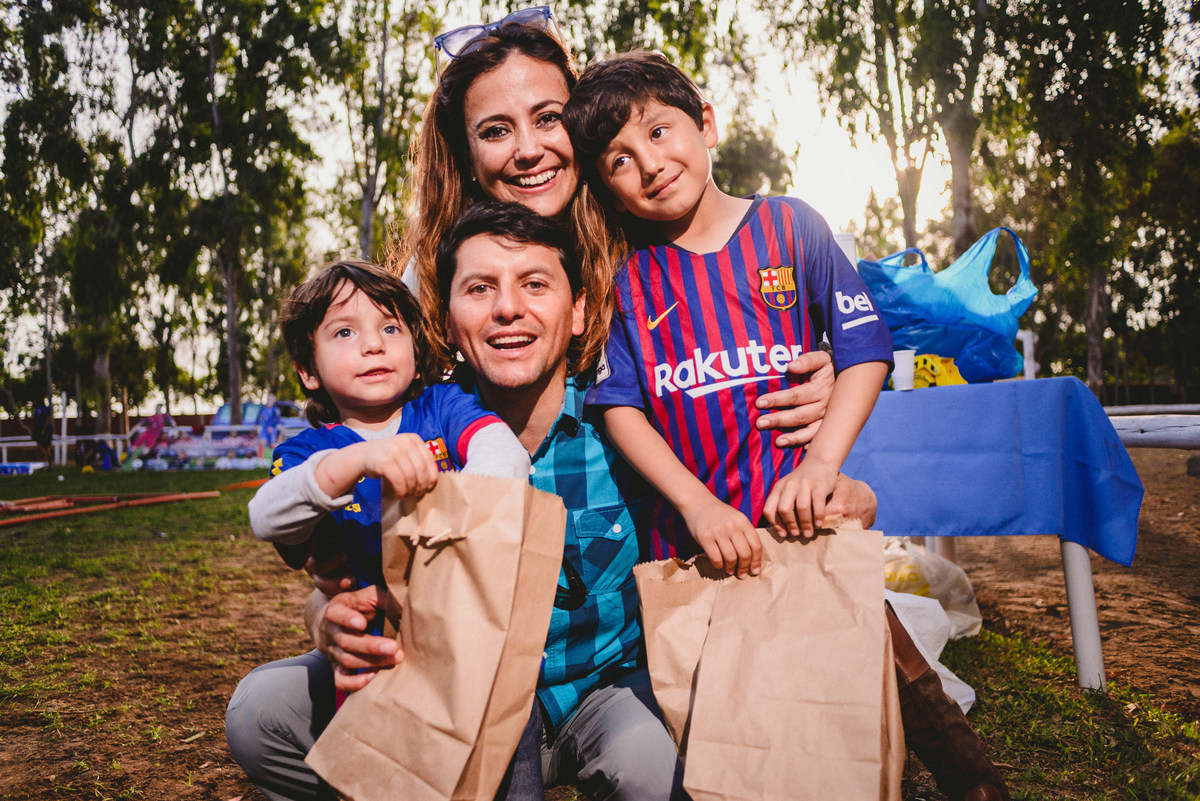 Fiesta infantil de juan martin en centro de criadores de mamacona fiesta temática de futbol fiestas infantiles distintas en lima perú fotógrafo joanna pantigoso ideas de fiestas infantiles partido de futbol foto familiar