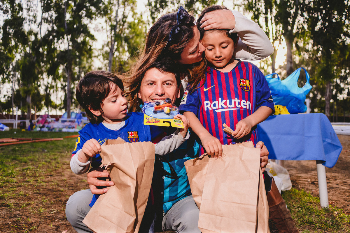 Fiesta infantil de juan martin en centro de criadores de mamacona fiesta temática de futbol fiestas infantiles distintas en lima perú fotógrafo joanna pantigoso ideas de fiestas infantiles partido de futbol foto familiar