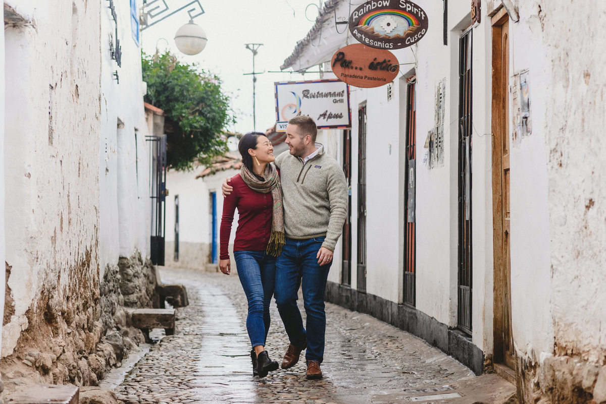 sesión de pareja preboda couple goals cusco san blas flytographer engagement session