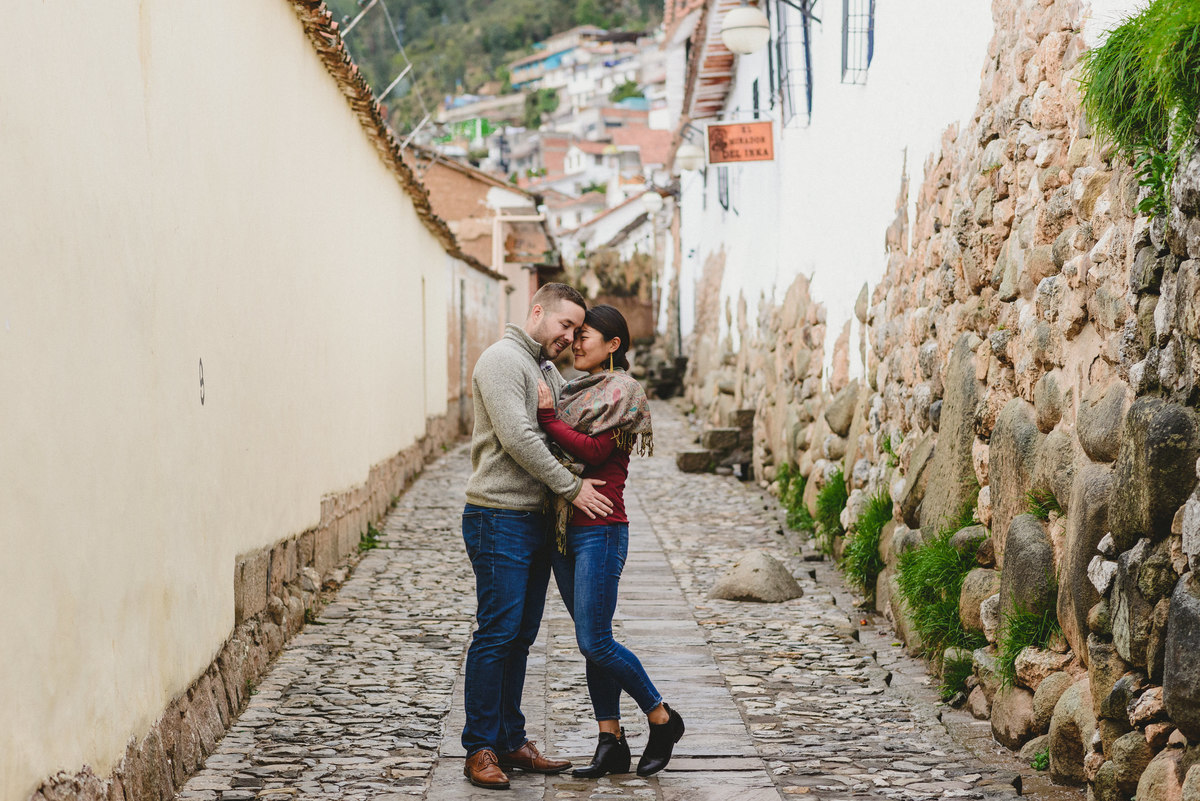 sesión de pareja preboda couple goals cusco san blas flytographer engagement session
