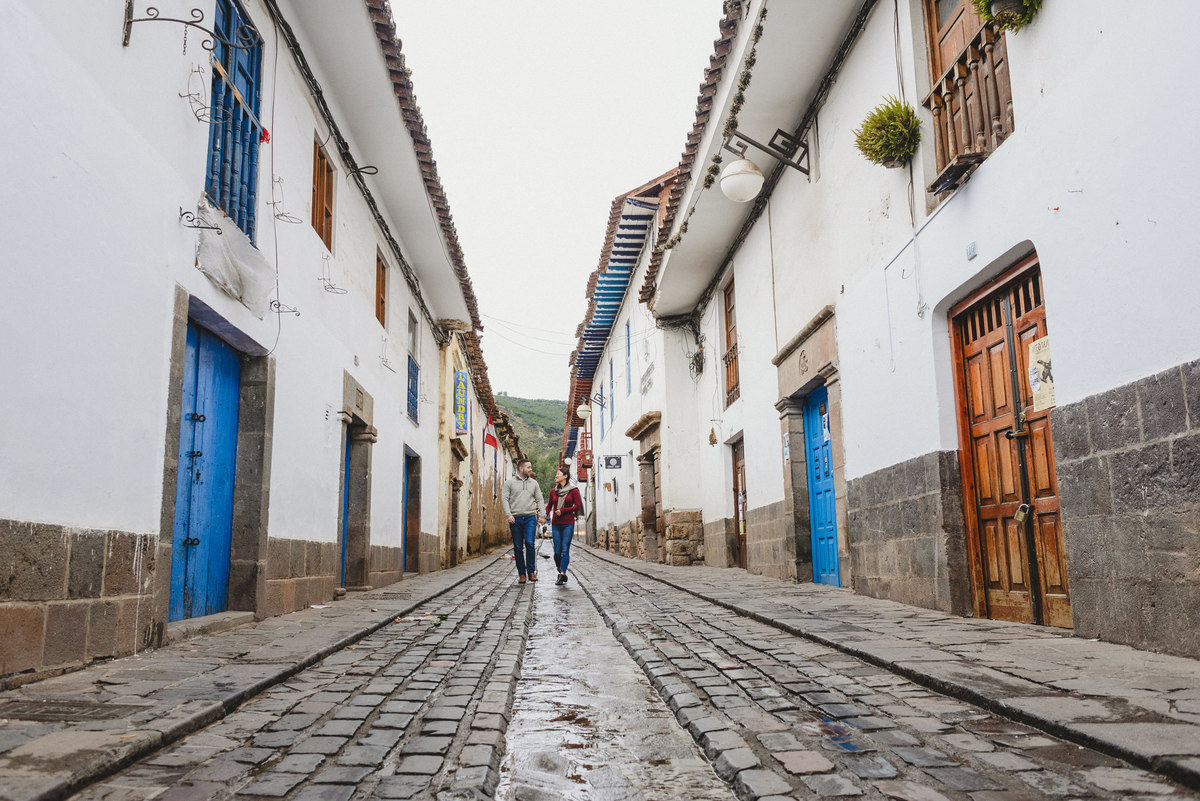 sesión de pareja preboda couple goals cusco san blas flytographer engagement session
