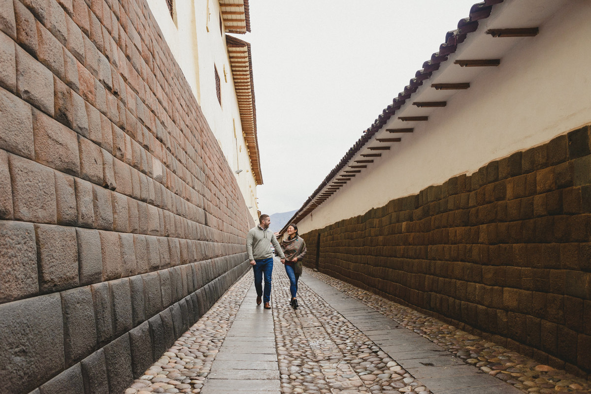sesión de pareja preboda couple goals cusco san blas flytographer engagement session