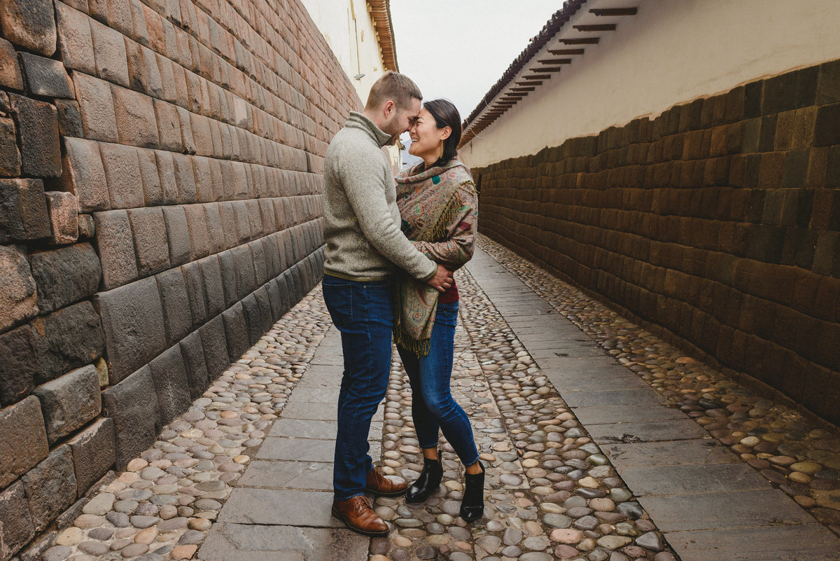 sesión de pareja preboda couple goals cusco san blas flytographer engagement session