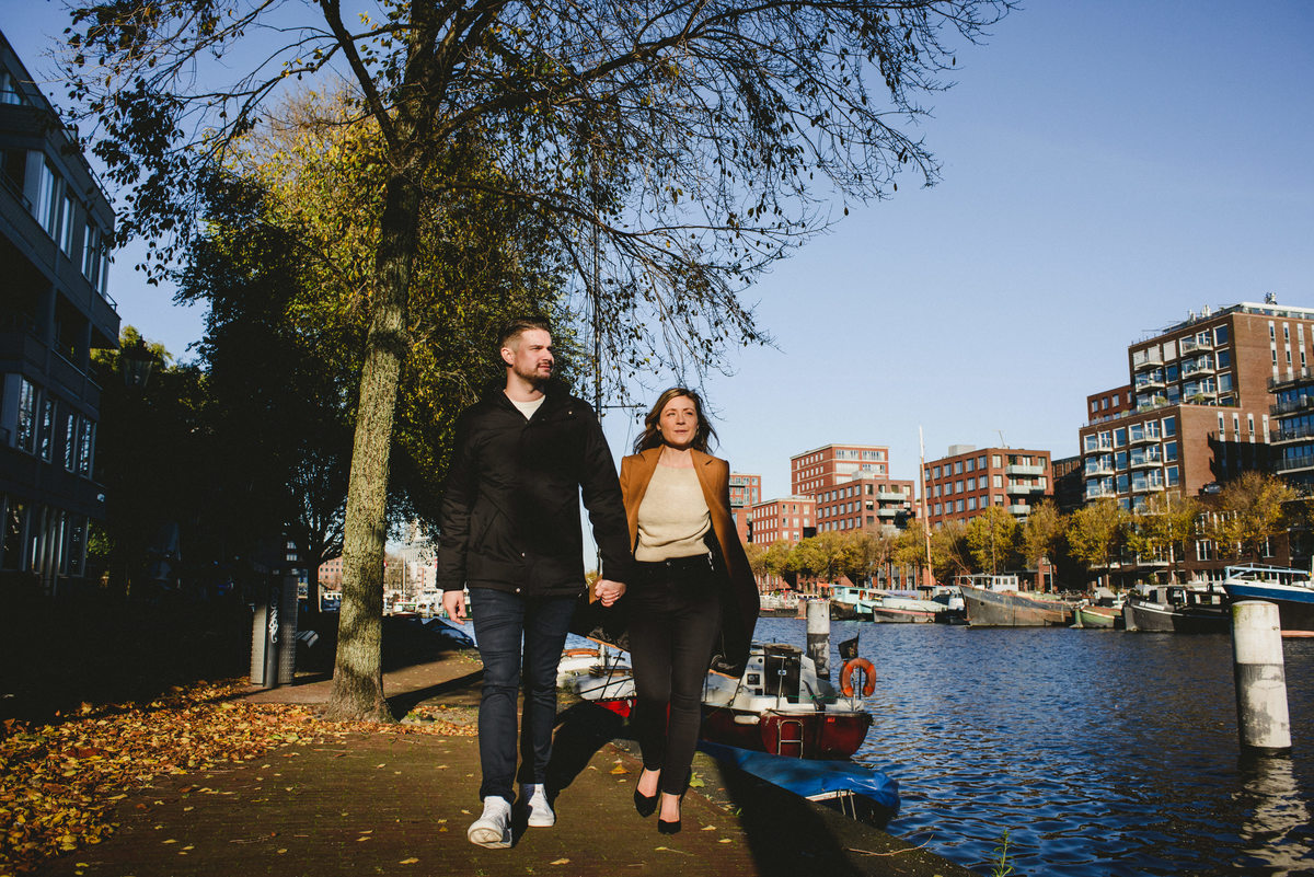 Trouwfotograaf, Bruidsfotograaf, Amsterdam. Engagement photo session made in Amsterdam West, Prinseneiland and Westerpark in a weekday in Amsterdam. Casual Photo session for couples. Photographer Joanna Pantigoso