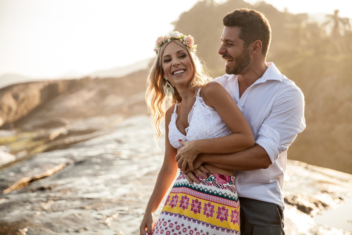 fotos de ensaio, pre wedding dos noivos em Guarujá, noivo abracando a noiva imagem espontanea, Praia das Conchas no Guaruja, São Paulo