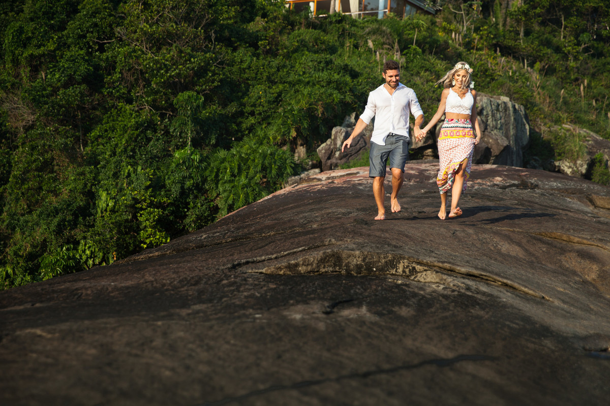 fotos de ensaio, pre wedding dos noivos em Guarujá, noivos correndo na mesma direção, imagem espontanea, Praia das Conchas no Guaruja, São Paulo