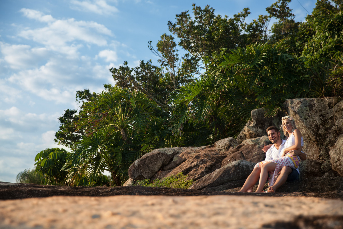 fotos de ensaio, pre wedding dos noivos em Guarujá, noiva no colo do noivo, imagem espontanea, Praia das Conchas no Guaruja, São Paulo