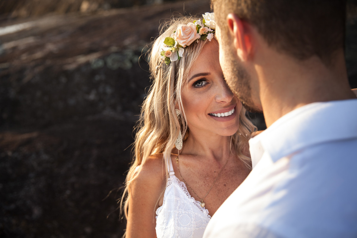 fotos de ensaio, pre wedding dos noivos em Guarujá, noiva olhano para o noivo, imagem espontanea, Praia das Conchas no Guaruja, São Paulo