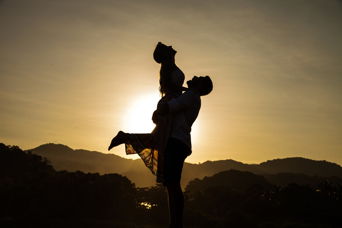 fotos de ensaio, pre wedding dos noivos em Guarujá,  por do sol e silhueta, imagem espontanea, Praia das Conchas no Guaruja, São Paulo