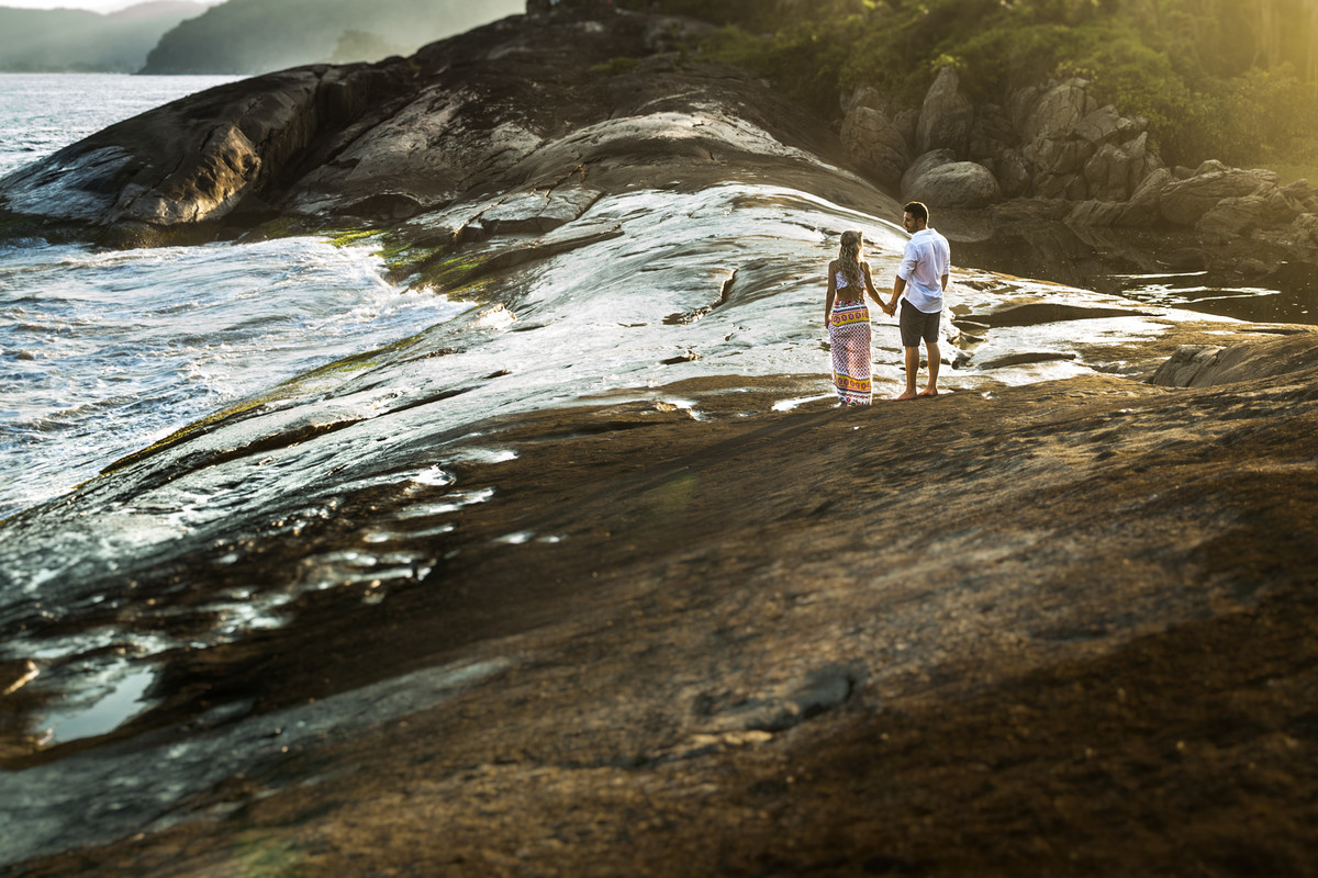 fotos de ensaio, pre wedding dos noivos em Guarujá,  caminhando juntos, imagem espontanea, Praia das Conchas no Guaruja, São Paulo