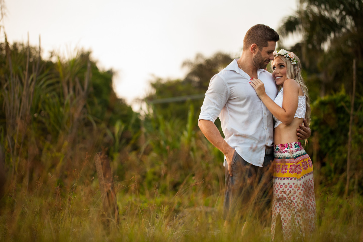 fotos de ensaio, pre wedding dos noivos em Guarujá,  noivos abracados, imagem espontanea, Praia das Conchas no Guaruja, São Paulo