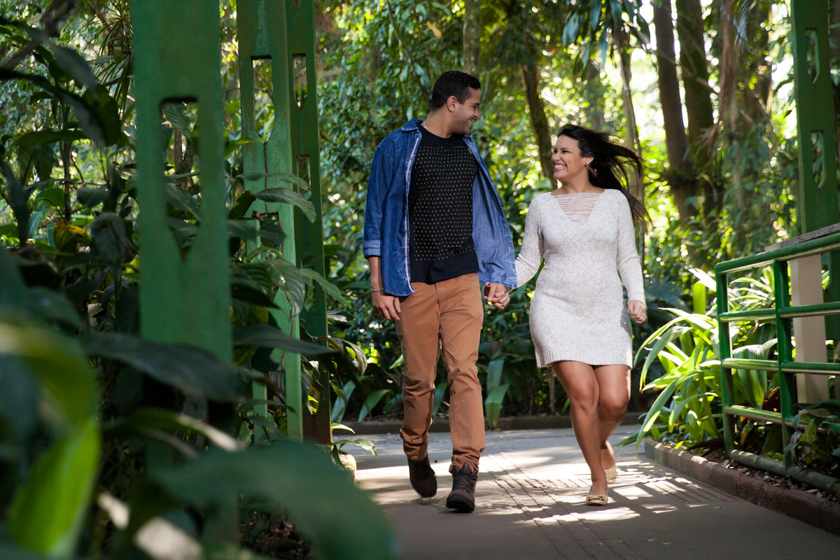Bruno Brum foto e filmagem - Santos Orquidario - ensaio de casamento Casal correndo