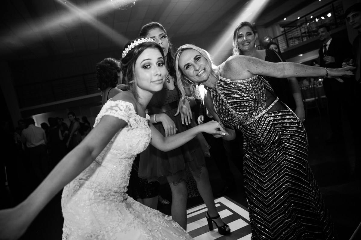 Bruno Brum foto e filmagem - Santos - Sao Paulo - casamento - noiva e mae na festa