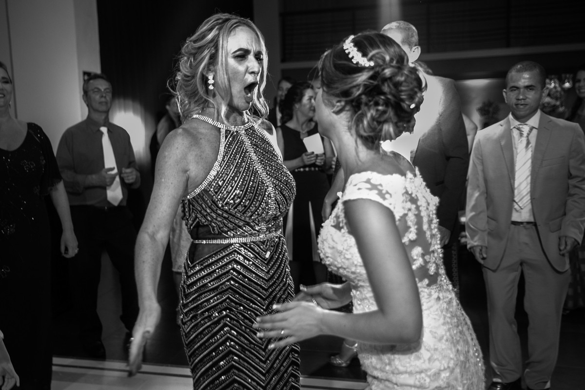 Bruno Brum foto e filmagem - Santos - Sao Paulo - casamento - noiva curtindo com a mãe