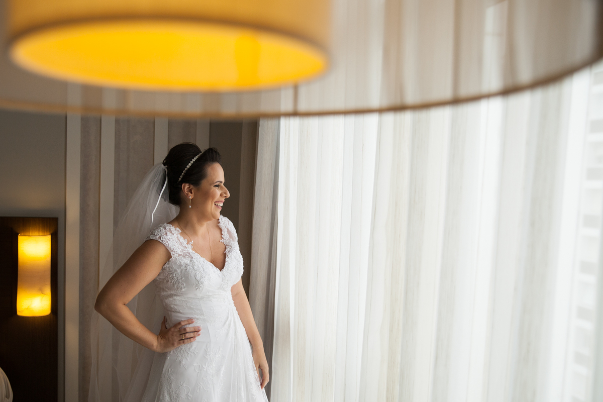 noiva de frente a janela do seu quarto no Mendes Plaza Hotel em Santos