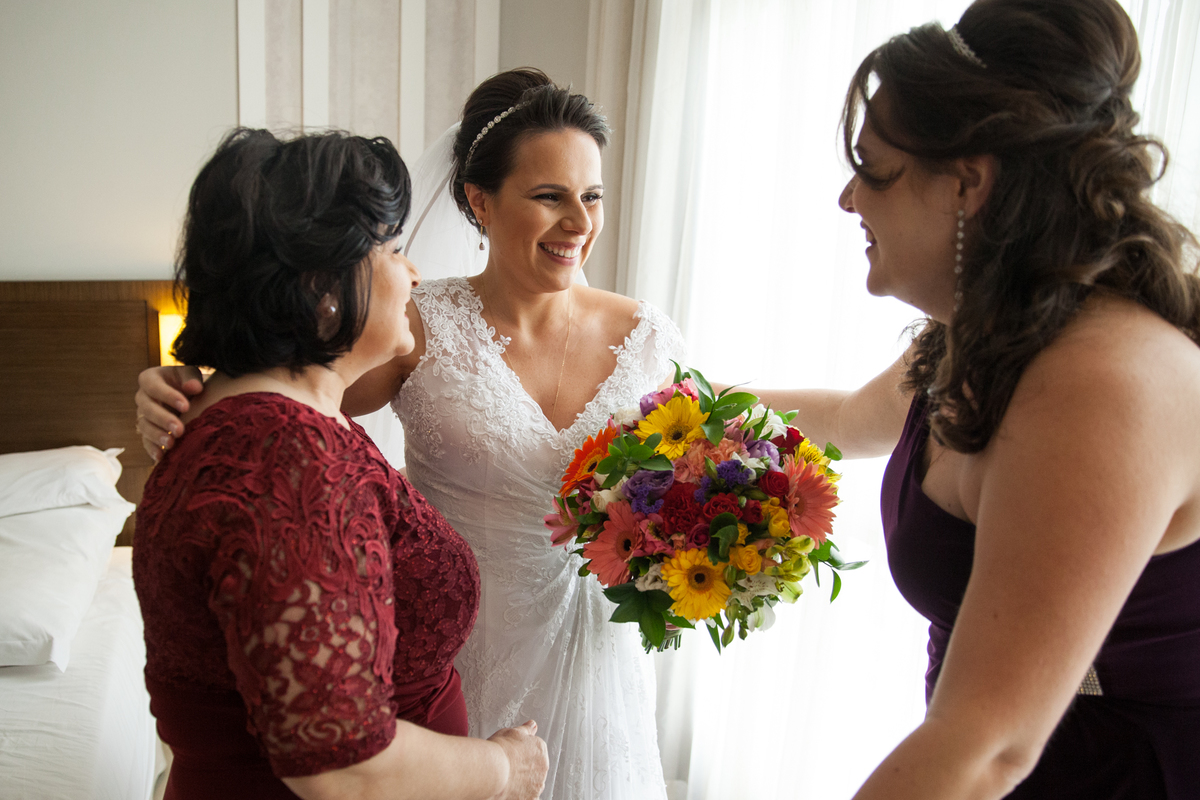 Noiva com seus familiares se preparando para o casamento
