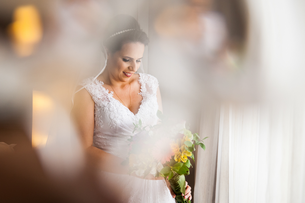noiva linda pronta para o casamento com desfoque na frente