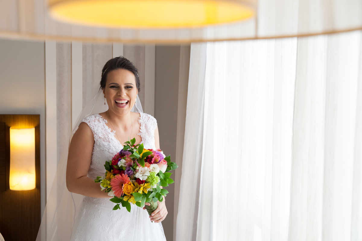 noiva sorrindo pronta para o casamento