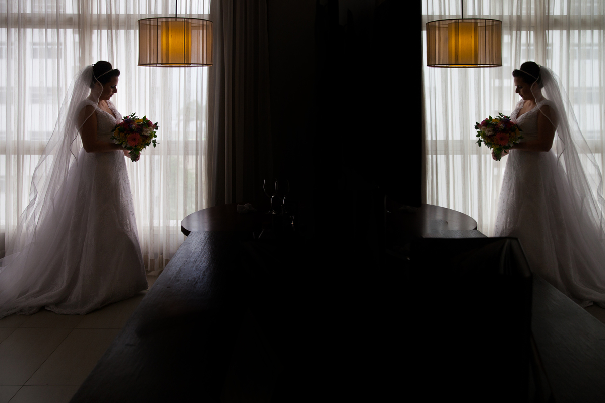 noiva refletindo no espelho no quarto do hotel Mendes Plaza em Santos - SP