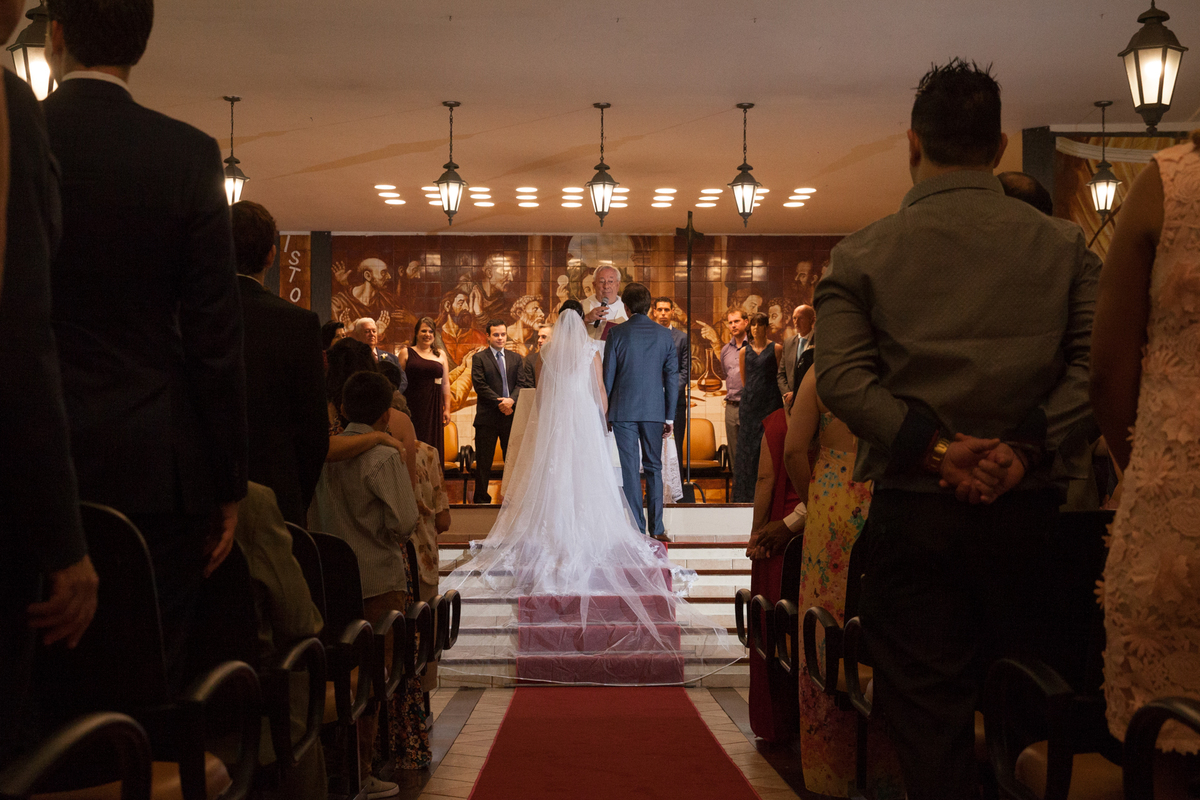 fotografia dos noivos de costas na igreja 