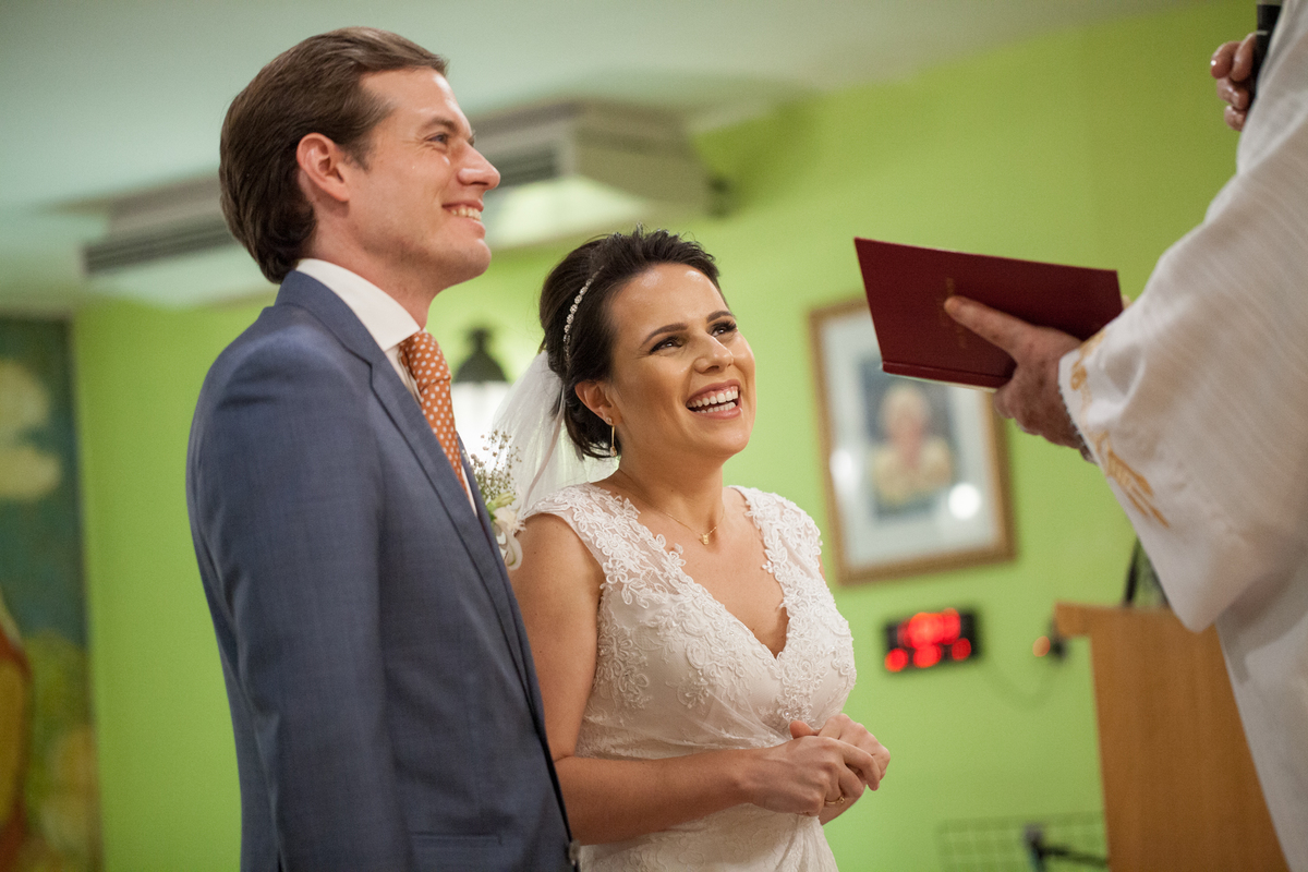 noivos no juramento de casamento na igreja, noiva sorrindo