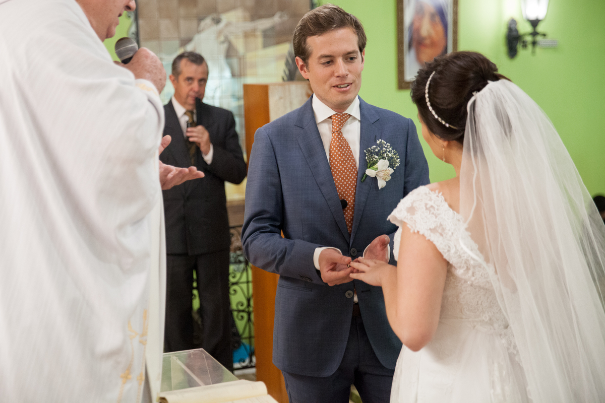 noivo holandes colocando aliança em noiva brasileira casamento no brasil