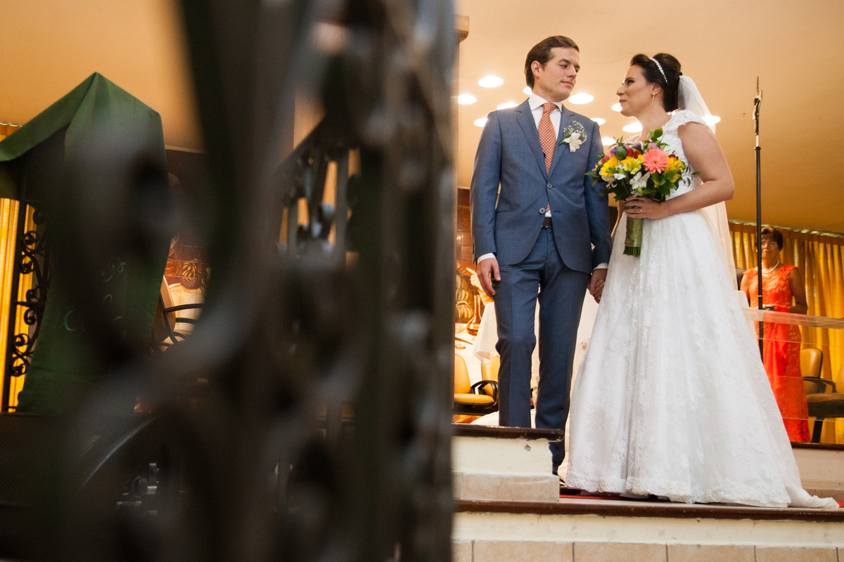 noivos comemorando o casamento na igreja em santos - SP