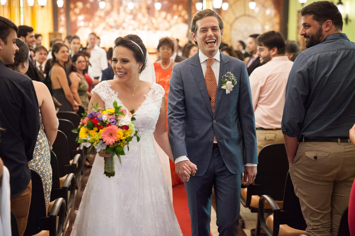 saida dos noivos na igreja após casamento