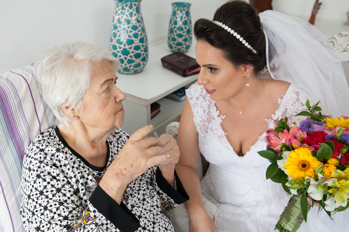 avo conversa com a noiva no dia do casamento