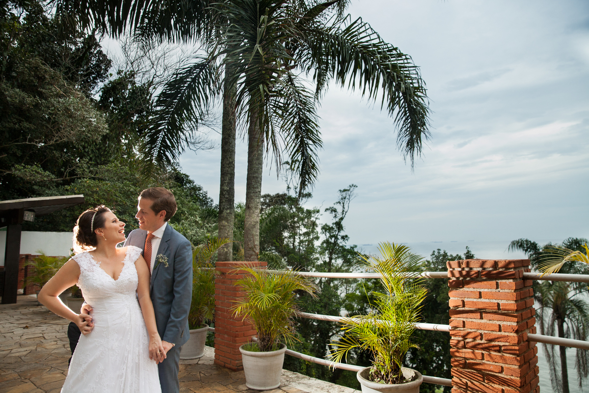 Casamento na Mansao da Ilha em Sao Vicente - Sao Paulo - SP, noiva Brasileira e noivo Holandes, dia lindo com ceu azul