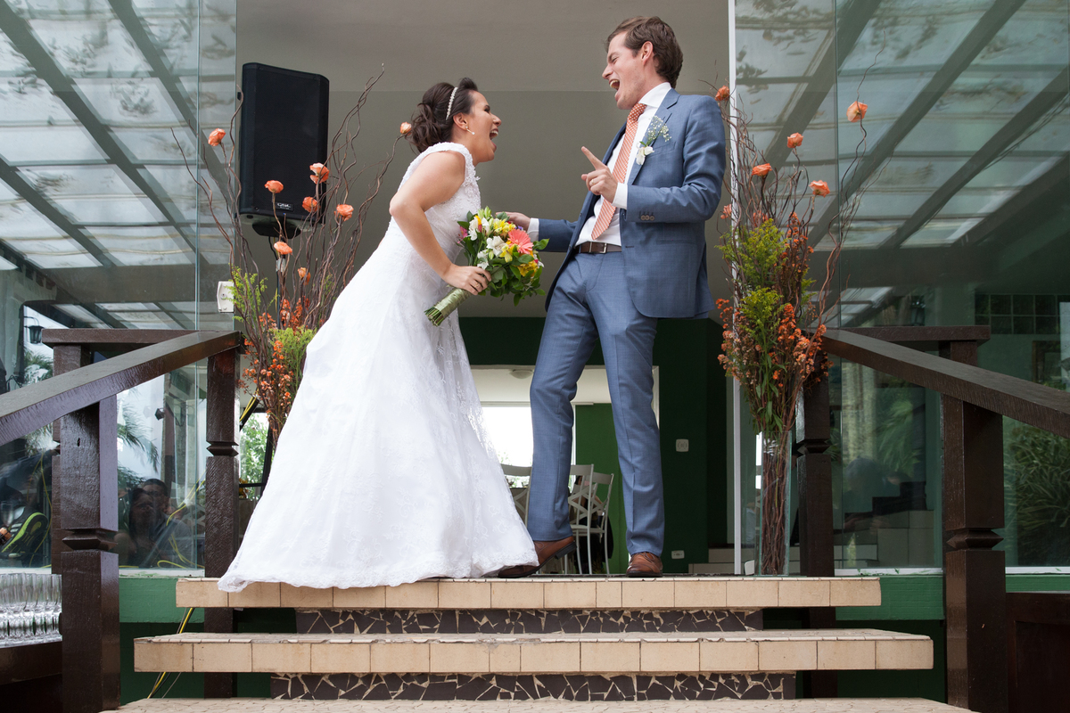 Casamento na Mansao da Ilha em Sao Vicente - Sao Paulo - SP, comemorando com o noivo