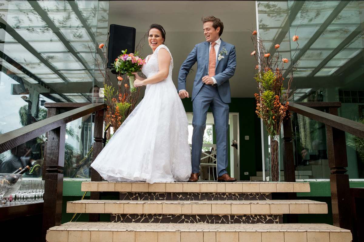 Casamento na Mansao da Ilha em Sao Vicente - Sao Paulo - SP, noivos dancando juntos