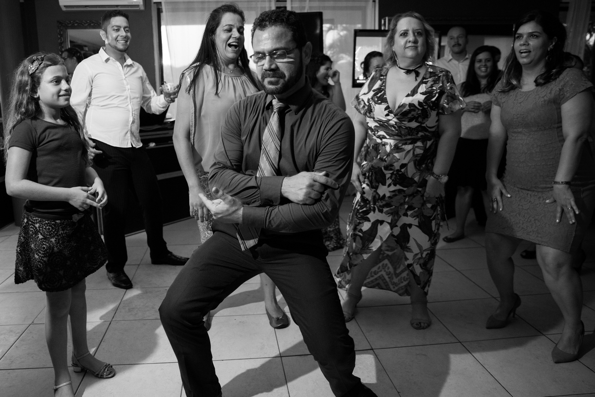 convidado dos noivos dancando e menina olhando 