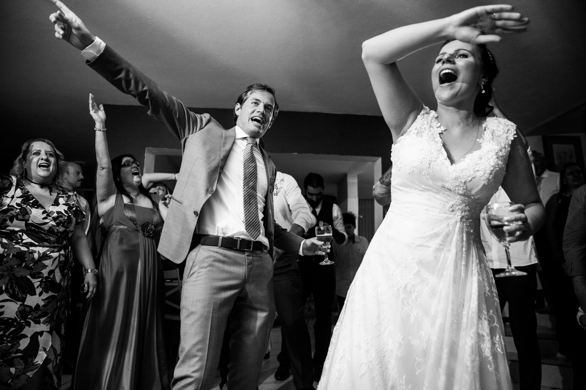 noivos empolgados e dancando foto em preto e branco