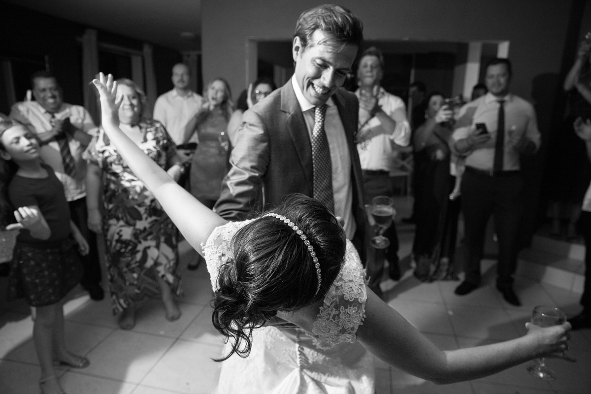 noiva dancando para o noivo no casamento