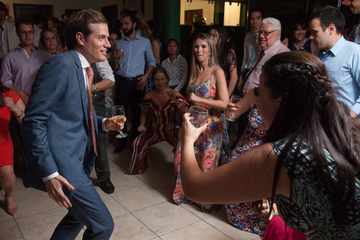noivo da holanda dancando samba no dia do casamento