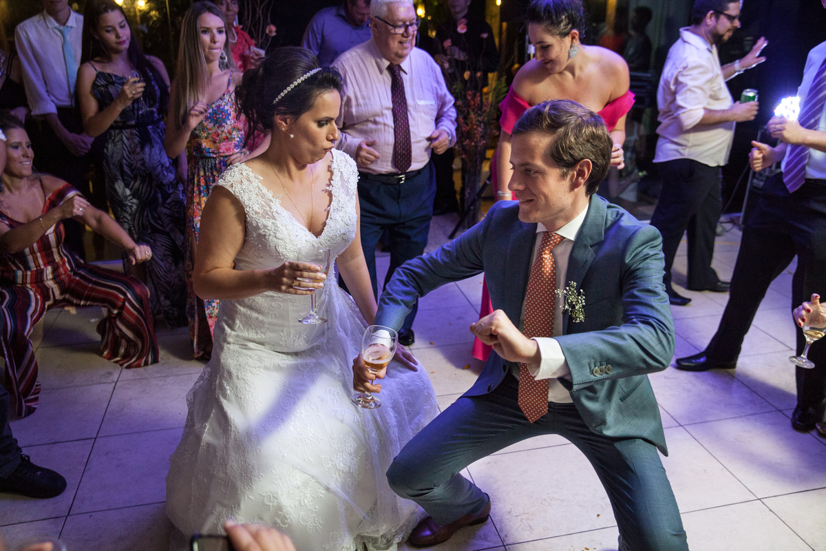 noivo da holanda dancando ate o chao com noiva brasileira no dia do casamento