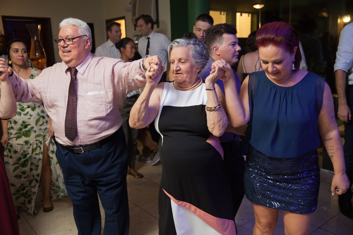 familiares dos noivos curtindo a festa de casamento