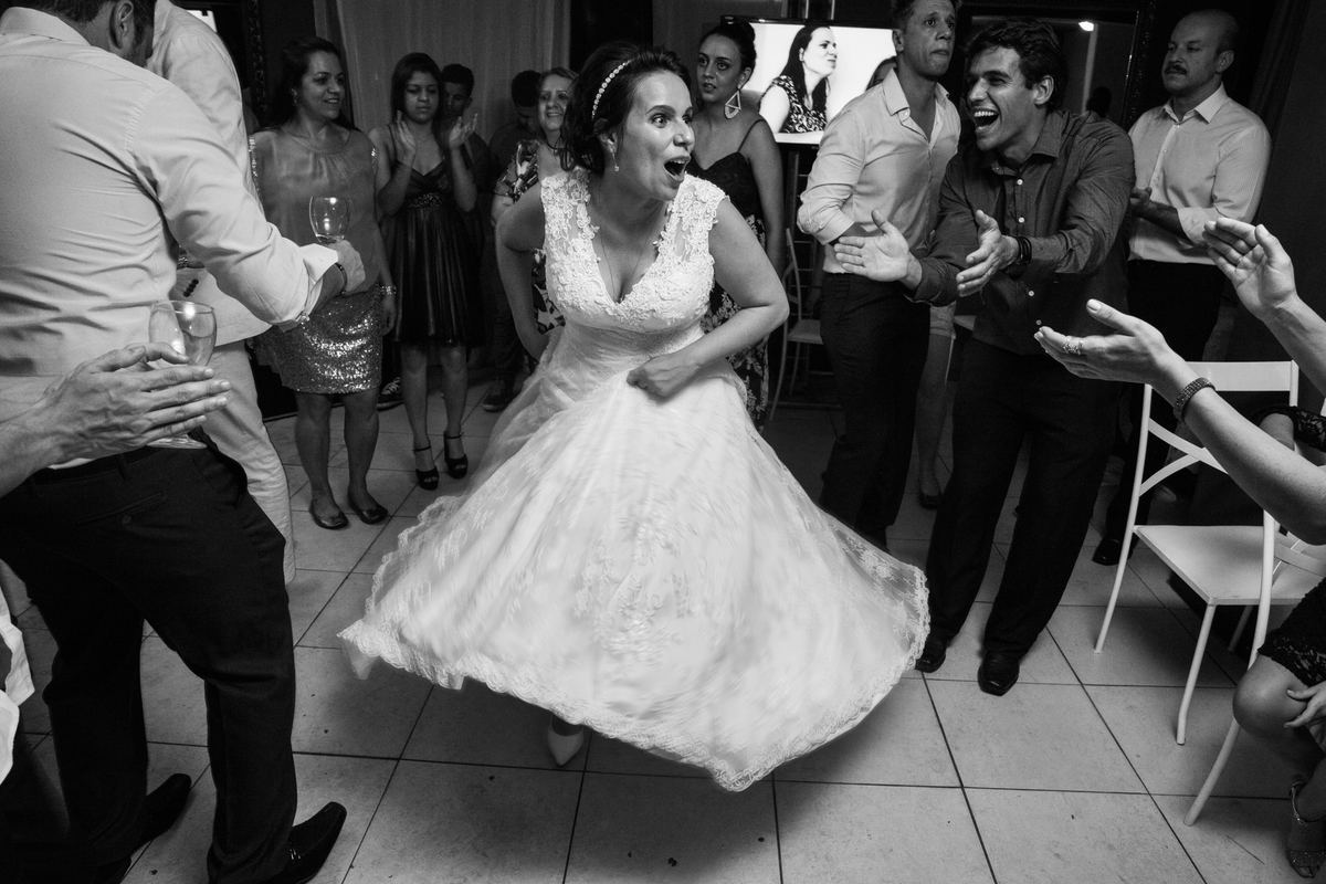 noiva dancando muito na festa de casamento